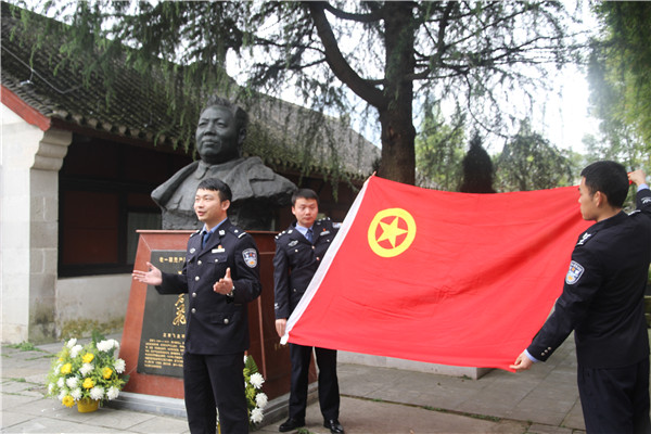 激情洋溢的团旗下的演讲.jpg