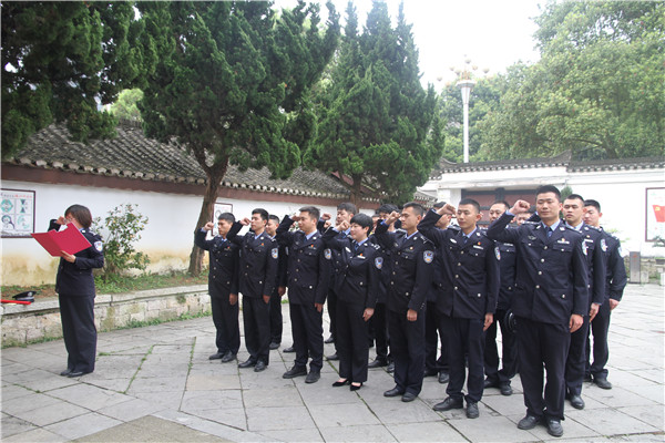 高举右手，我们一起重温入团誓词.jpg
