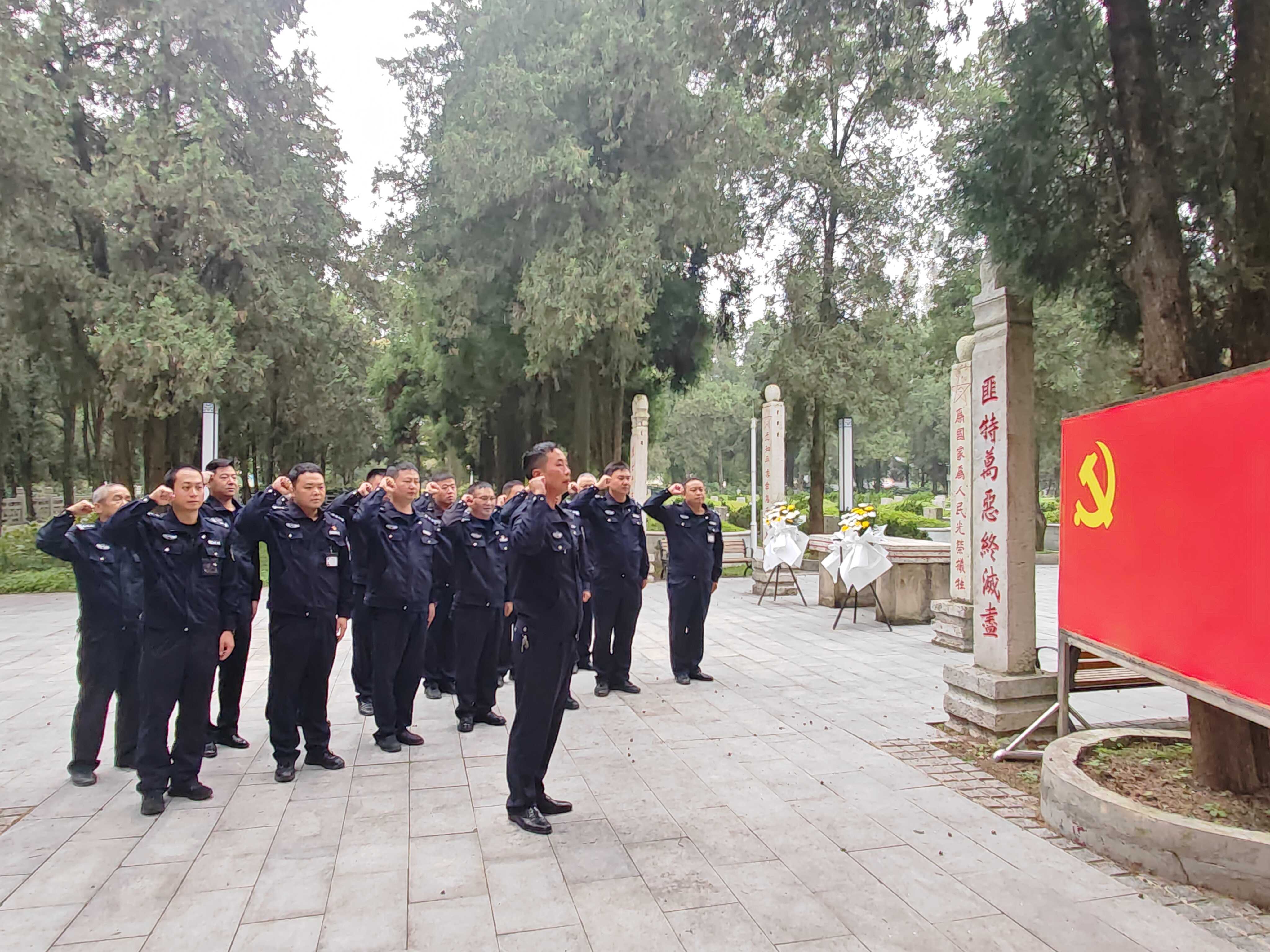 二监区主题党日烈士陵园重温入党誓词.jpg