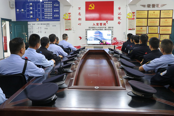 安顺监狱执勤民警收看阅兵盛况2.jpg