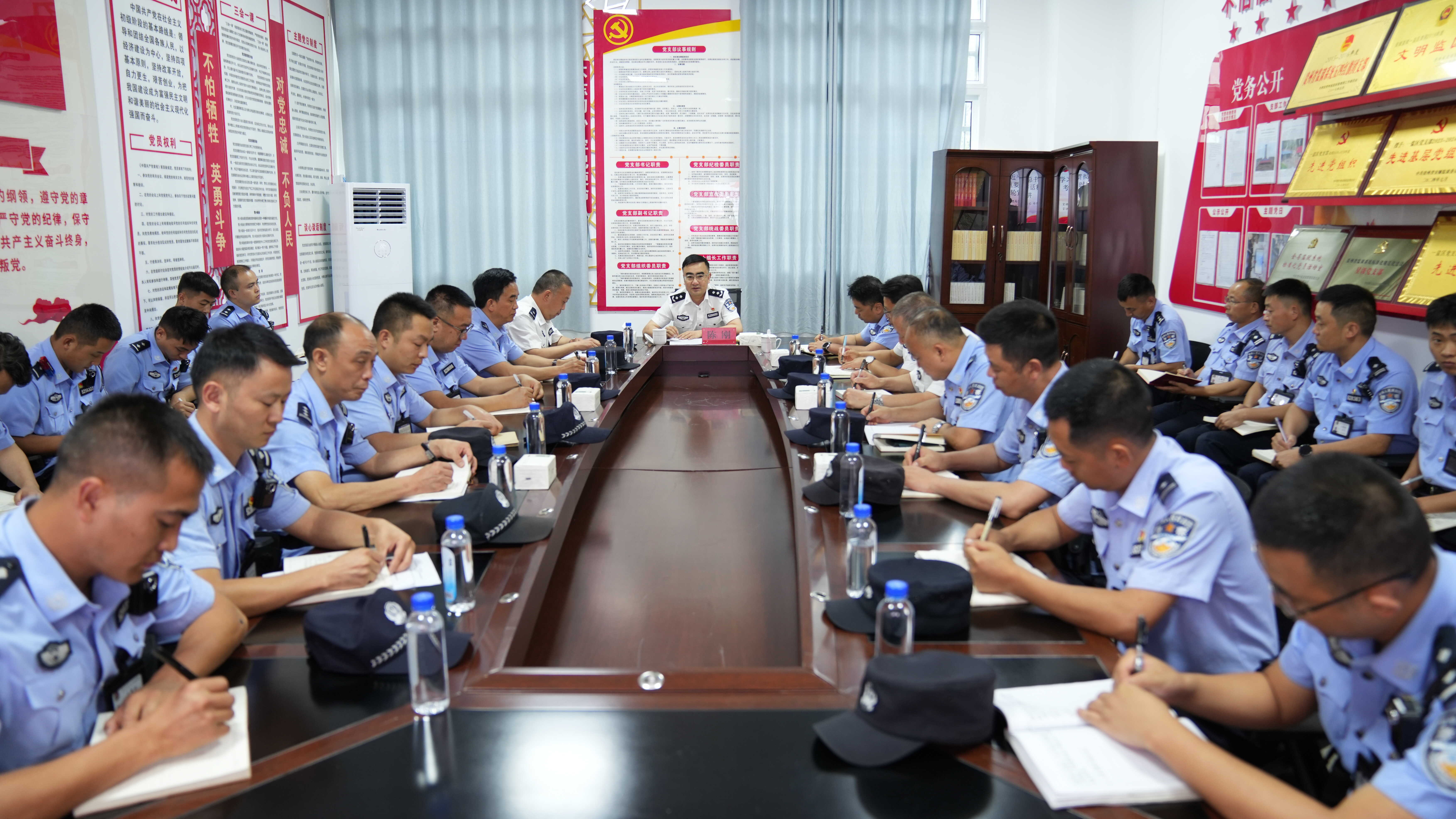 陈刚到安顺监狱宣讲习近平总书记在贵州考察时的重要讲话精神