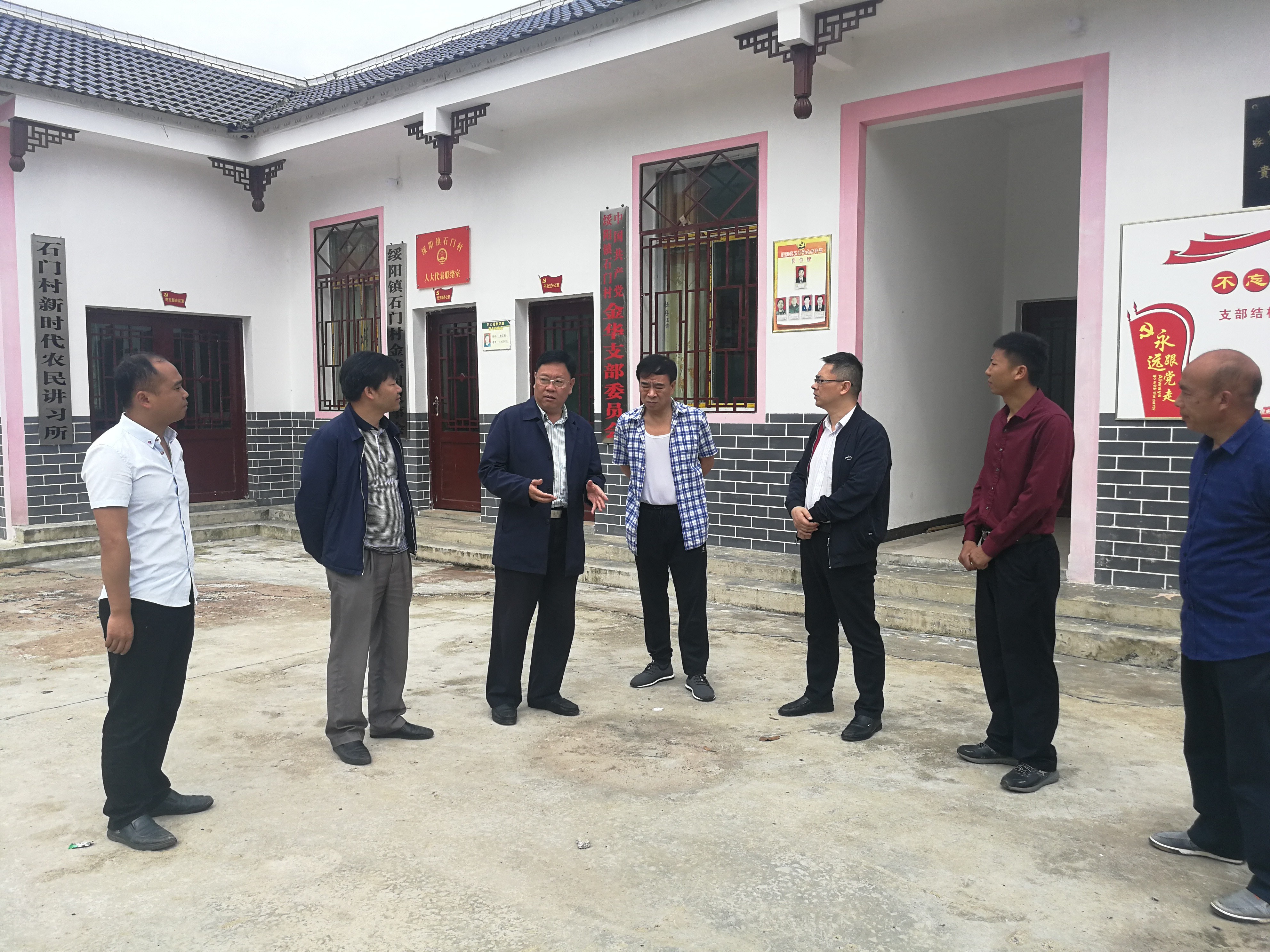 丁主任调研绥阳镇石门村党支部阵地.jpg