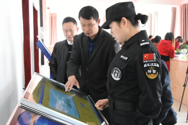 悉心指导罪犯家属查阅狱务公开信息.JPG