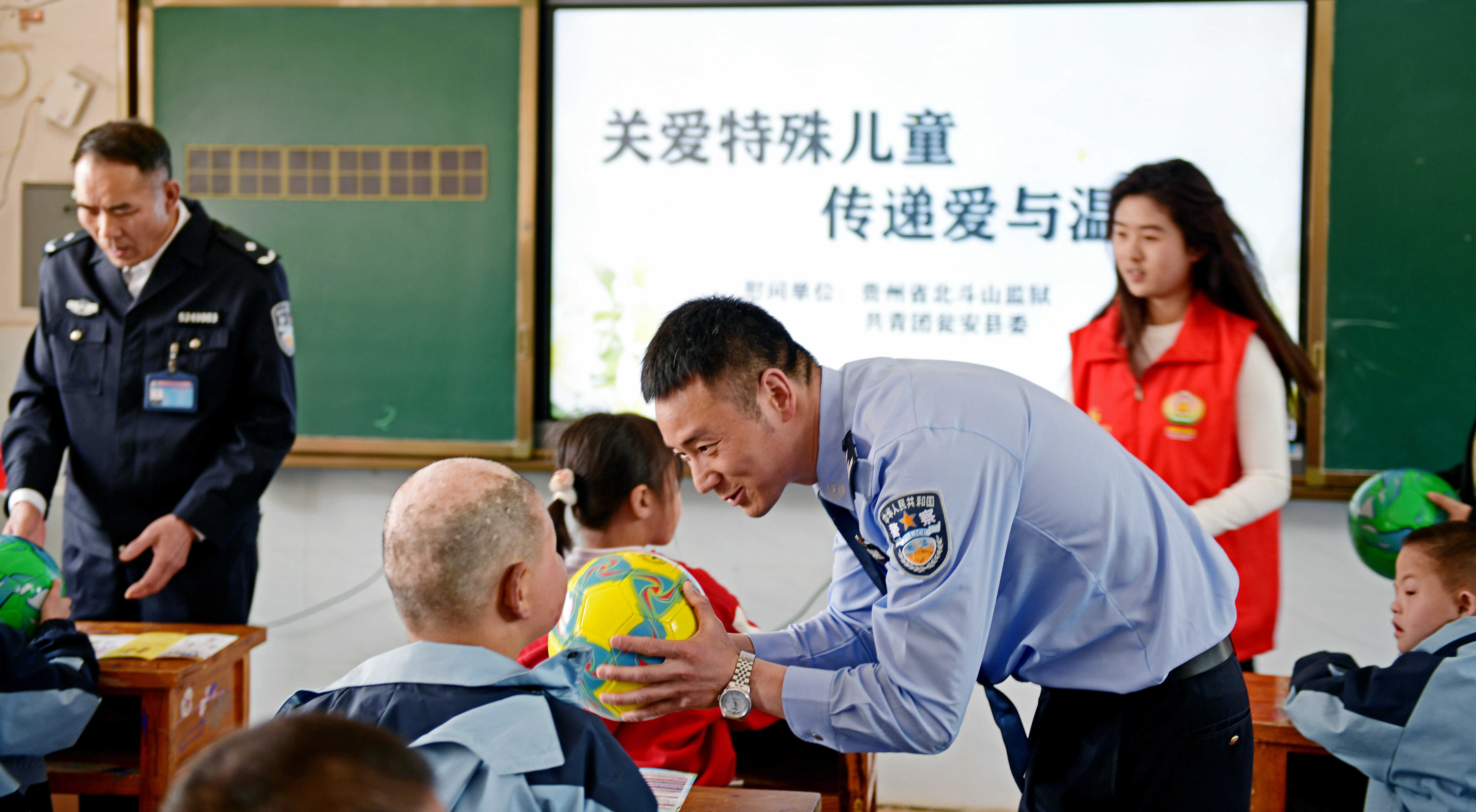 爱聚特殊学校，情暖折翼天使