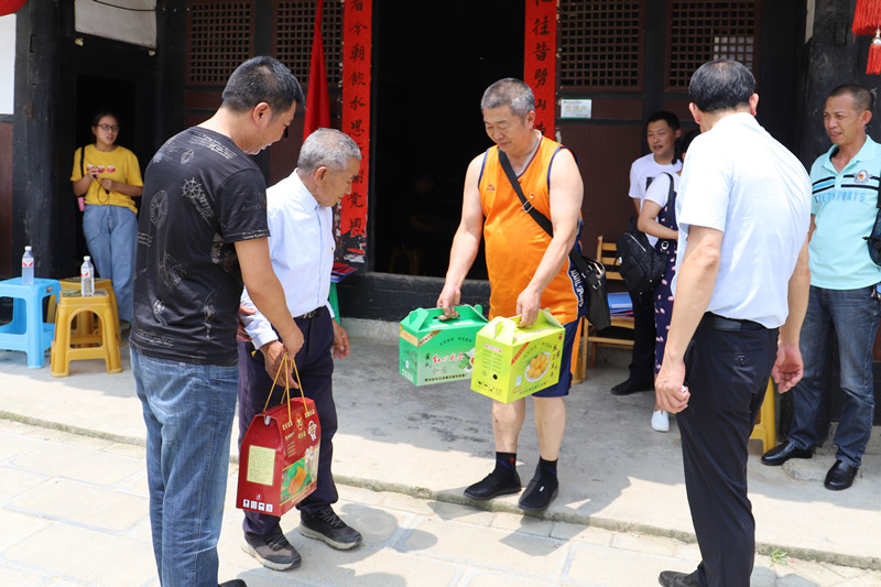 见到黄大发_副本.jpg 见到黄大发_副本.jpg