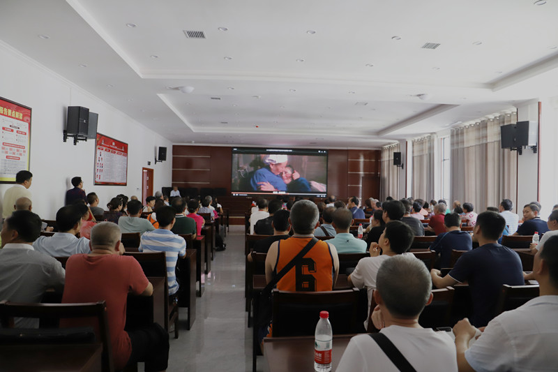 观看微电影.jpg 观看微电影.jpg