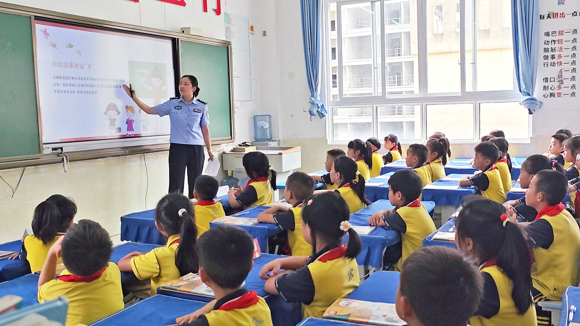 藏蓝色彩进校园：播撒法治火种 淬炼青春力量