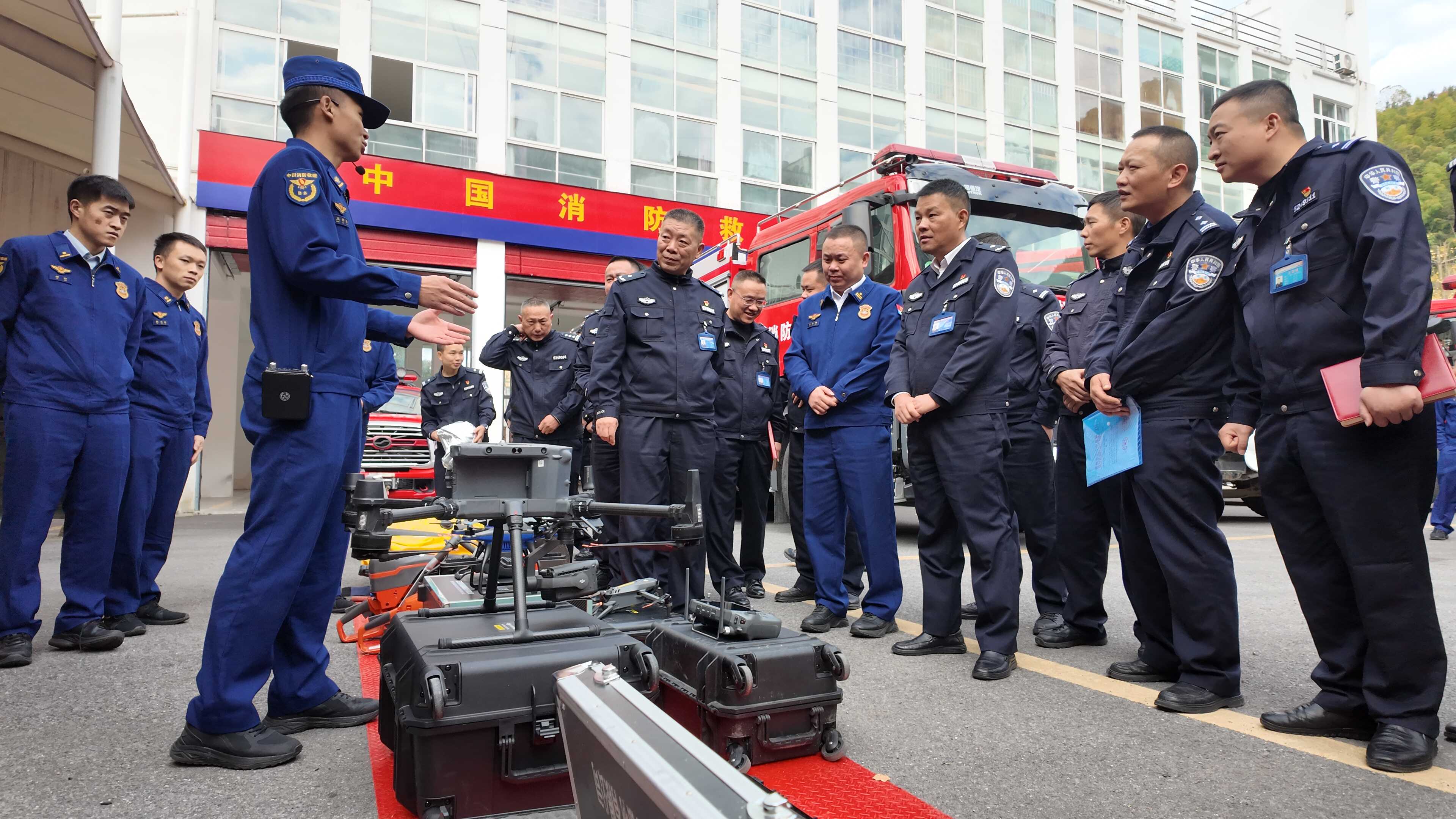 当“藏青蓝”遇见“火焰蓝”，这是一场为了安全的双向奔赴！