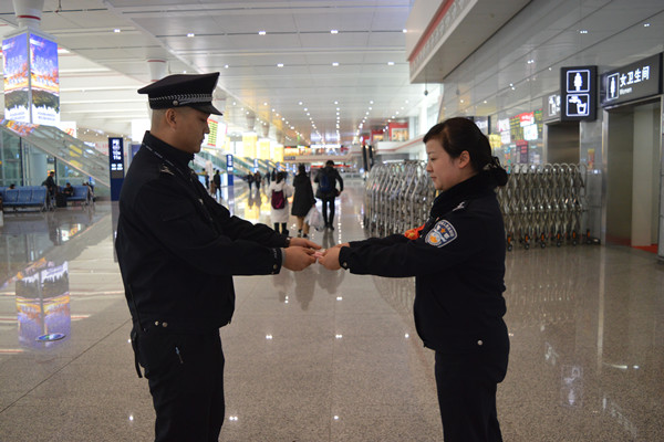 将捡到的钱款转交派出所民警.JPG