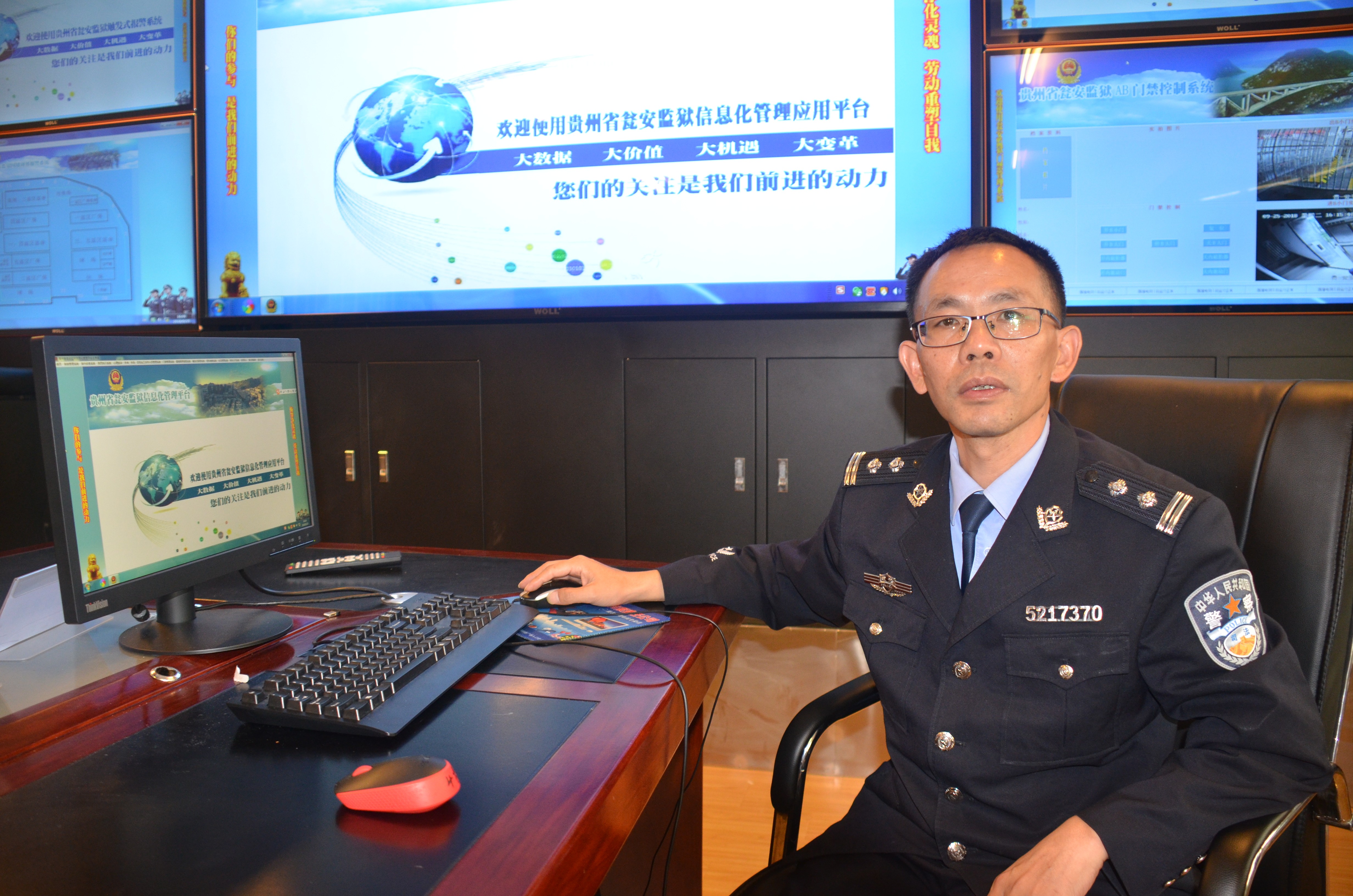 工作中的罗伦江.JPG
