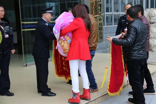 送锦旗.webp.jpg