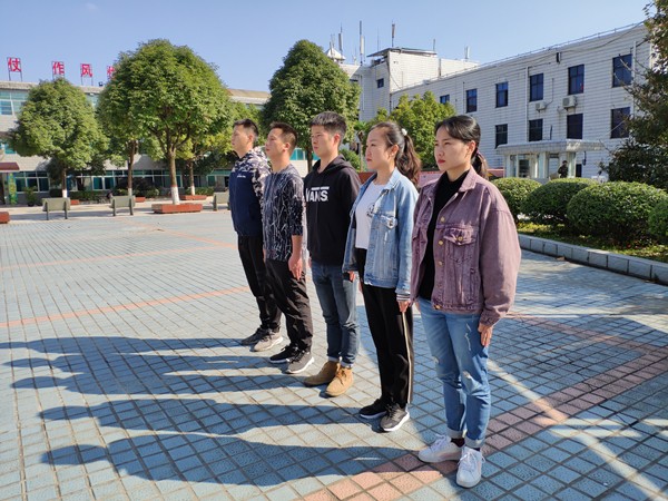 左起 肖亦俊锋、杨政博、郭金华、杨青、潘芷辛.jpg