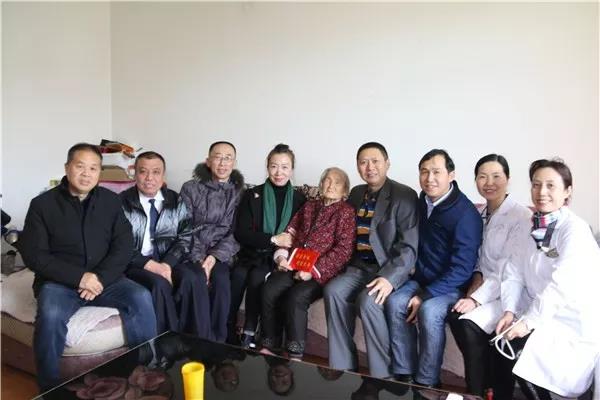走访慰问老干部遗孀.jpg