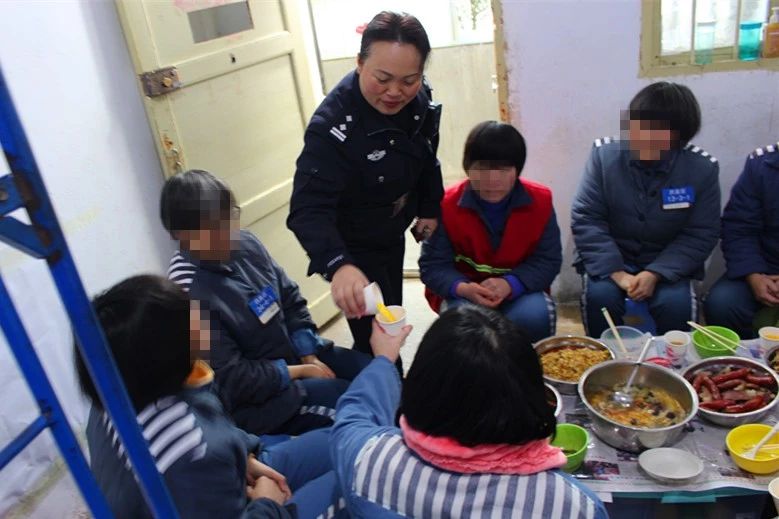 坚守在一线岗位上的监狱人民警察.jpg