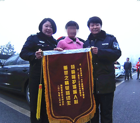 和民警合影.jpg