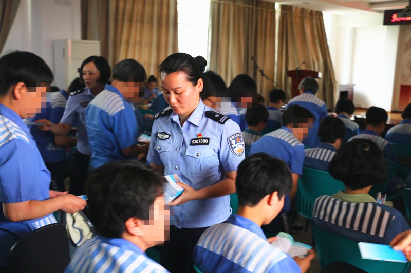 发放防艾知识手册.jpg