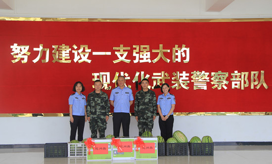 向武警官兵致以节日的问候.jpg