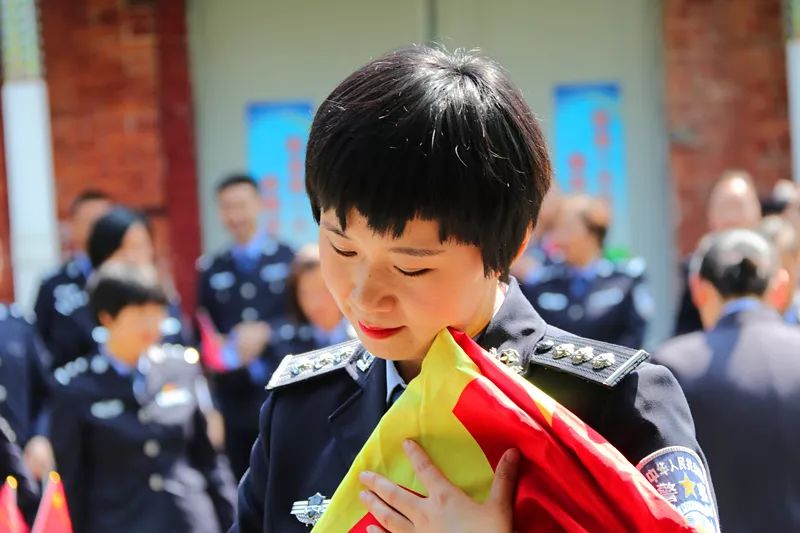 我与国旗合影.jpg 我与国旗合影.jpg