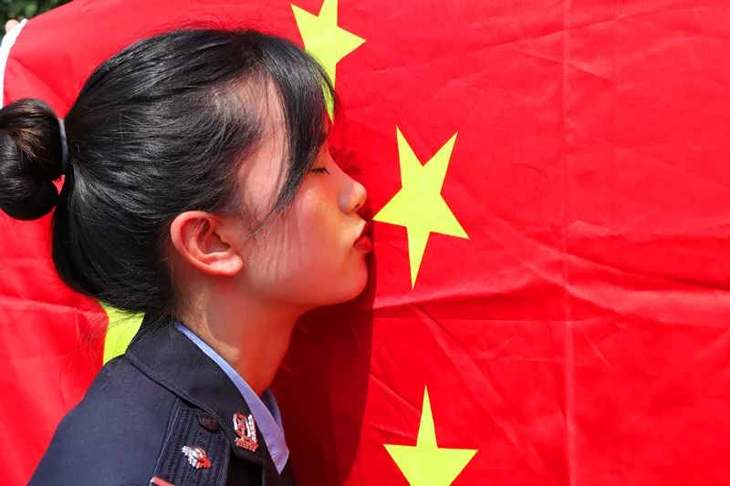我与国旗合影.jpg 我与国旗合影.jpg