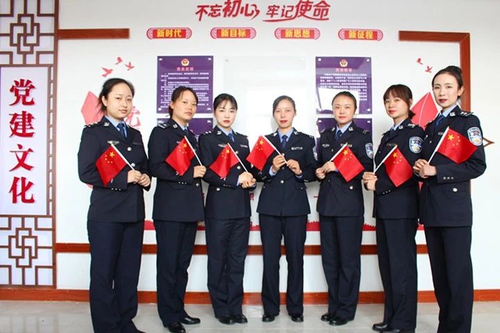 我与国旗合影.jpg 我与国旗合影.jpg