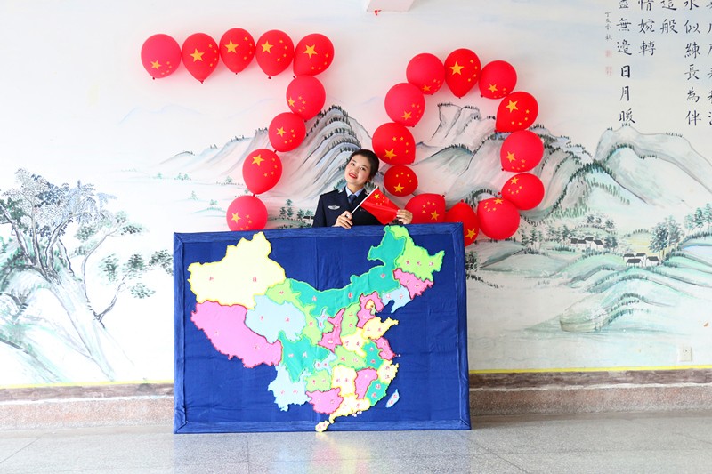 我与国旗合影.jpg 我与国旗合影.jpg