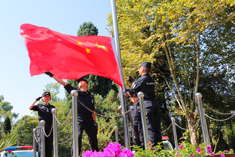 我与国旗合影.jpg 我与国旗合影.jpg