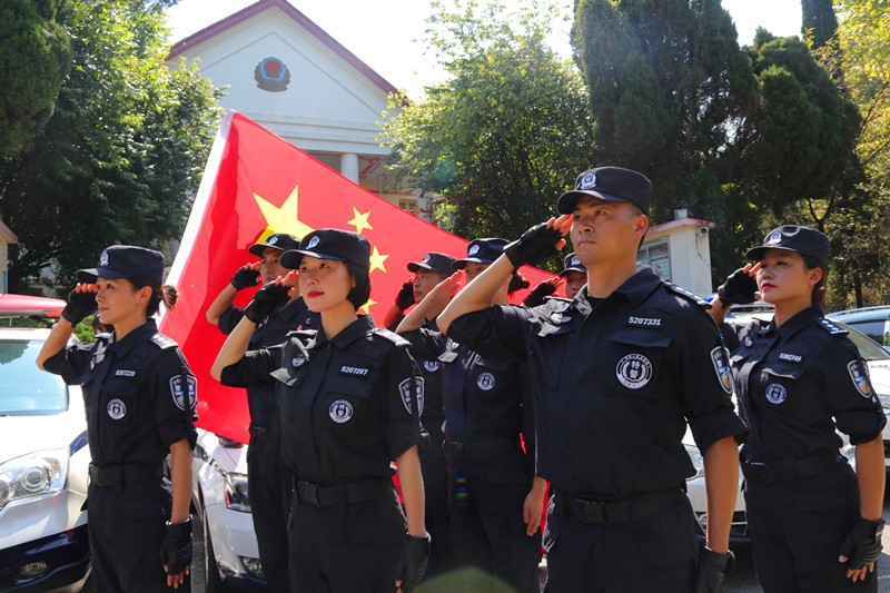 我与国旗合影.jpg 我与国旗合影.jpg