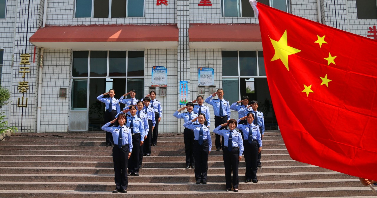 我与国旗合影.jpg 我与国旗合影.jpg