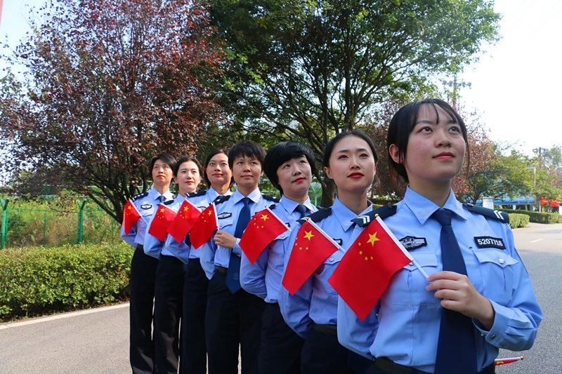 我与国旗合影.jpg 我与国旗合影.jpg