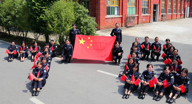 我与国旗合影.jpg 我与国旗合影.jpg