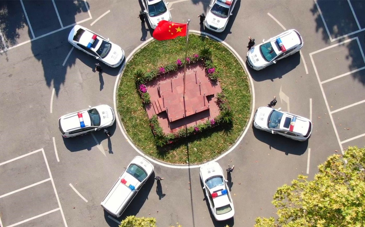 我与国旗合影.jpg 我与国旗合影.jpg
