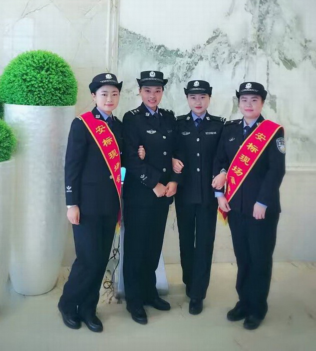 工作中的我（左一）.jpg
