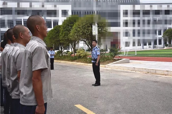 高墙内的“队列”老师.jpg