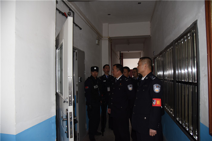 随同监狱领导巡查监舍.JPG