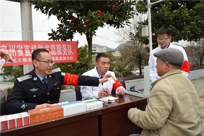 发放常规药品.JPG