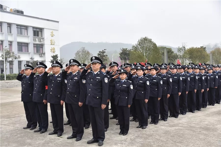 向国旗敬礼.jpg