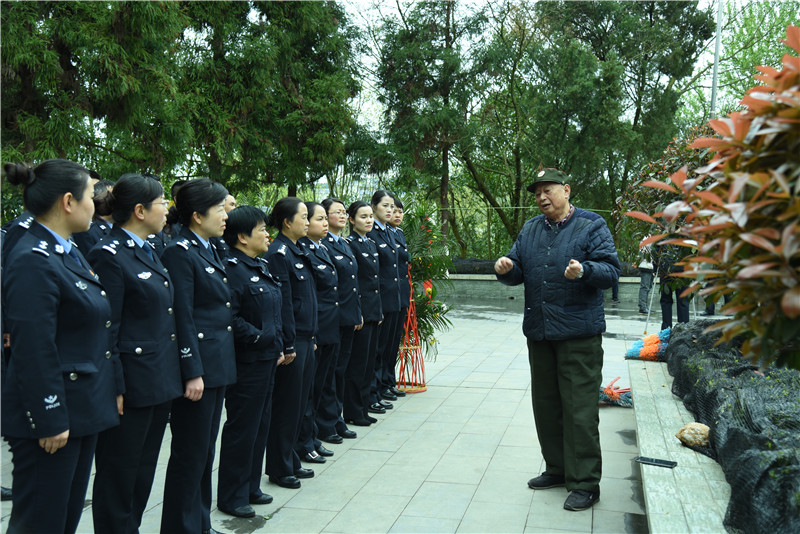 李永才老人给民警们讲红色故事.jpg