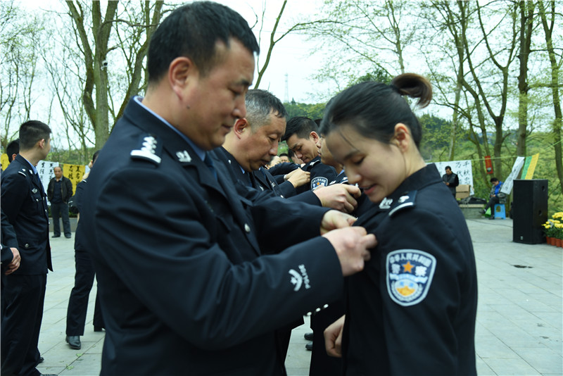老同志为新入警团员戴团徽.jpg