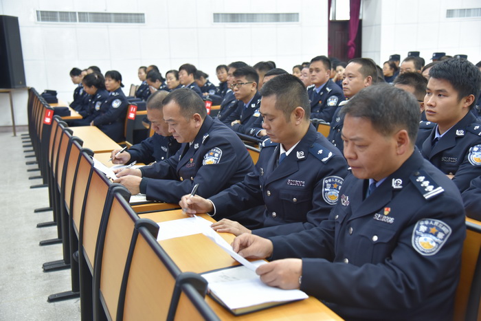 监狱领导带头签订《廉政承诺书》.JPG