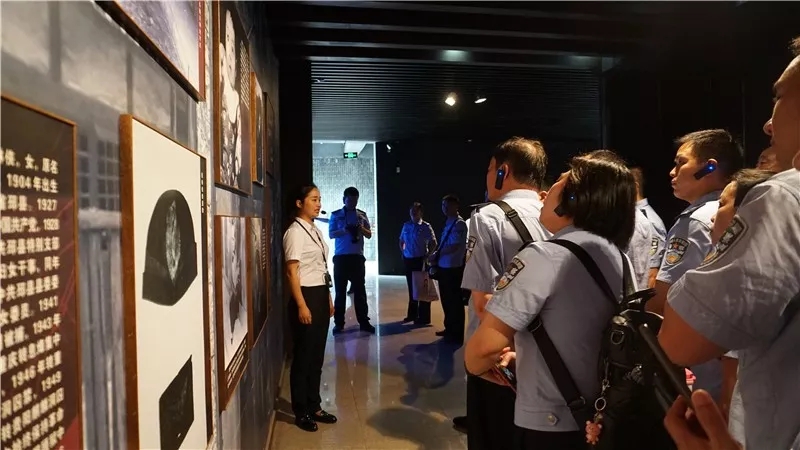 参观展厅.jpg
