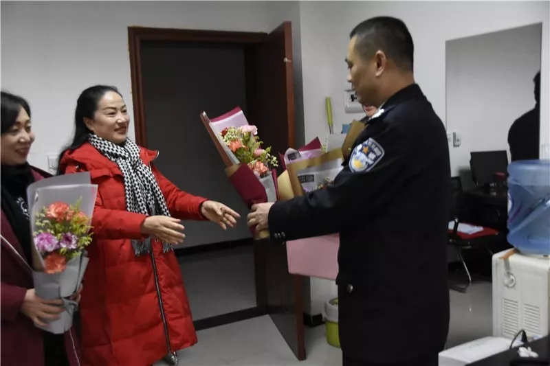 监狱领导为女民警们送去祝福.jpg