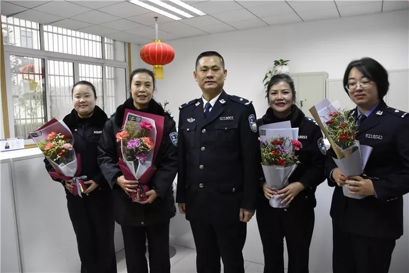 何伟监狱长同女民警合影.jpg