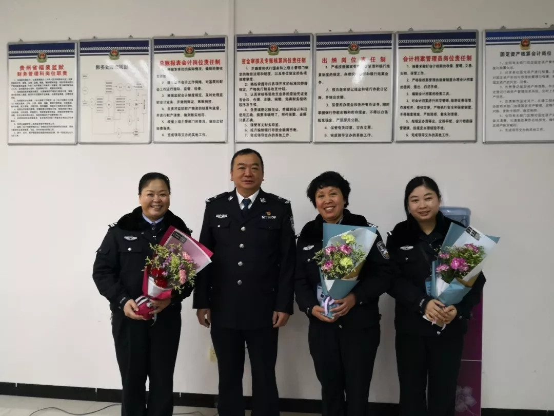 朱贵华政委同女民警合影.jpg