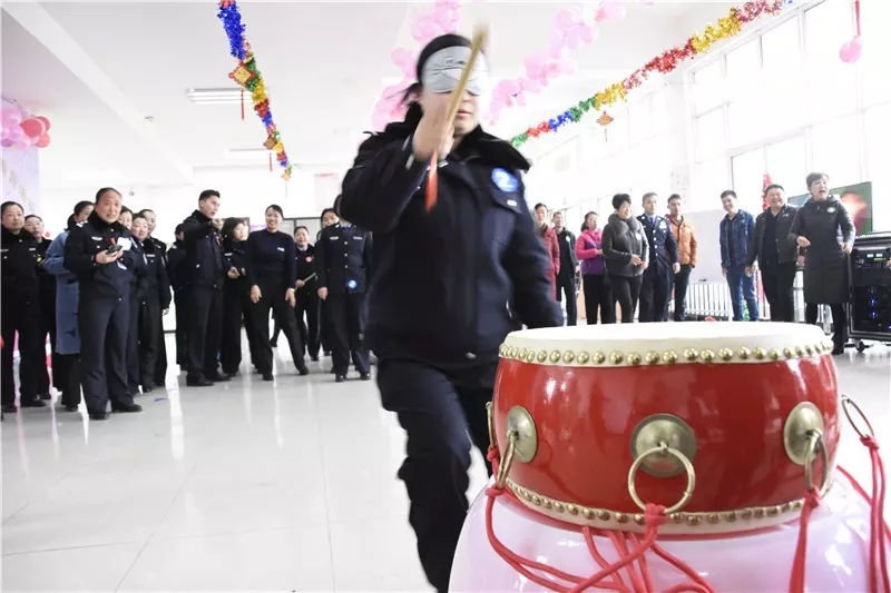 瞎子击鼓游戏.jpg