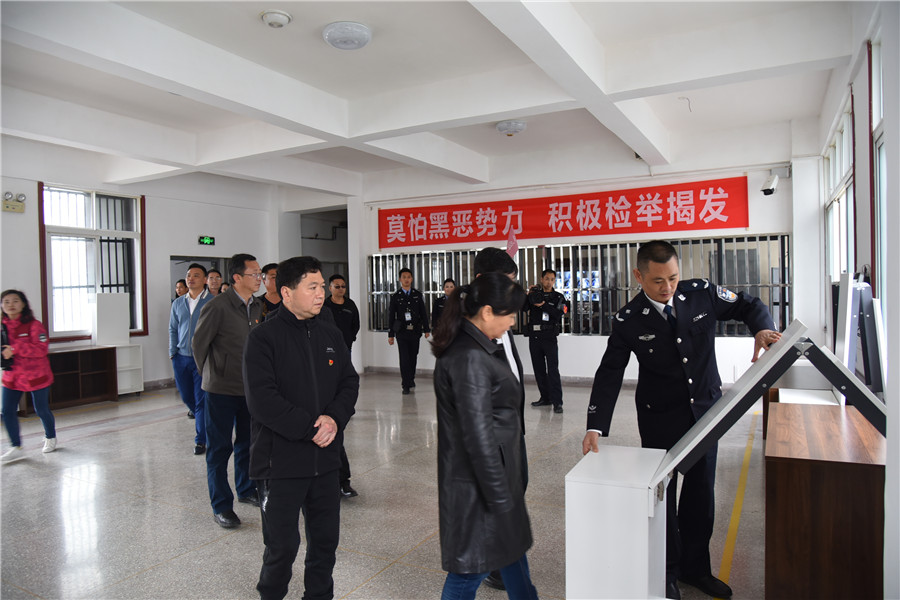 监狱长何伟展示服刑人员活动室.JPG