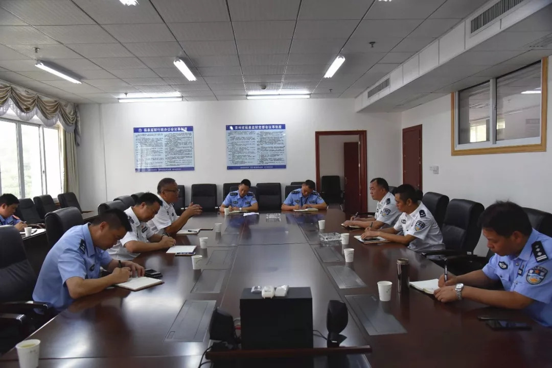 召开座谈会.jpg
