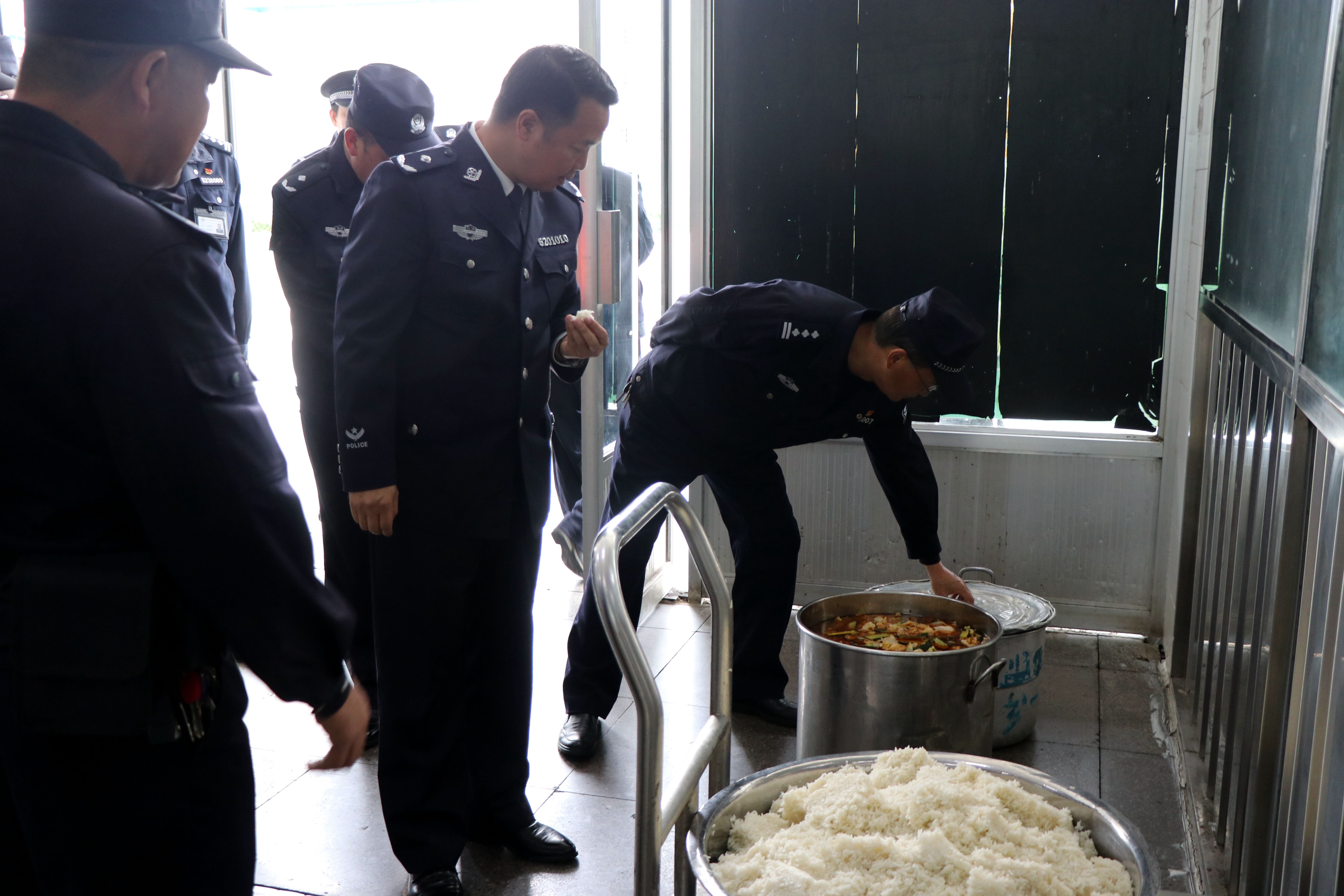 查看服刑人员伙食情况.JPG