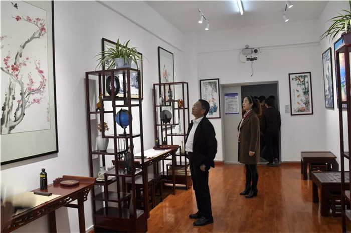 参观监舍阅览室.jpg