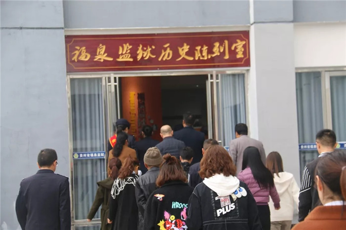 参观陈列室.jpg