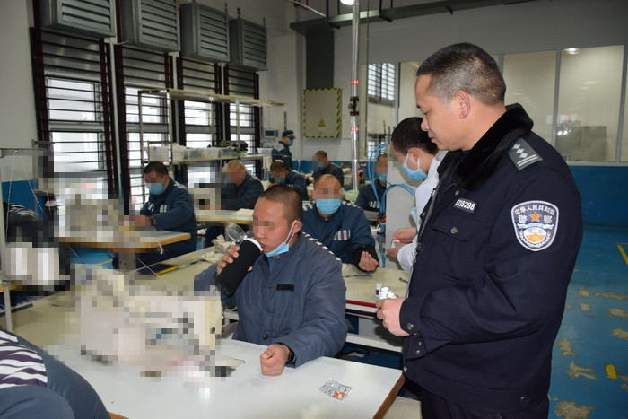 监督服刑人员服用预防药品.JPG
